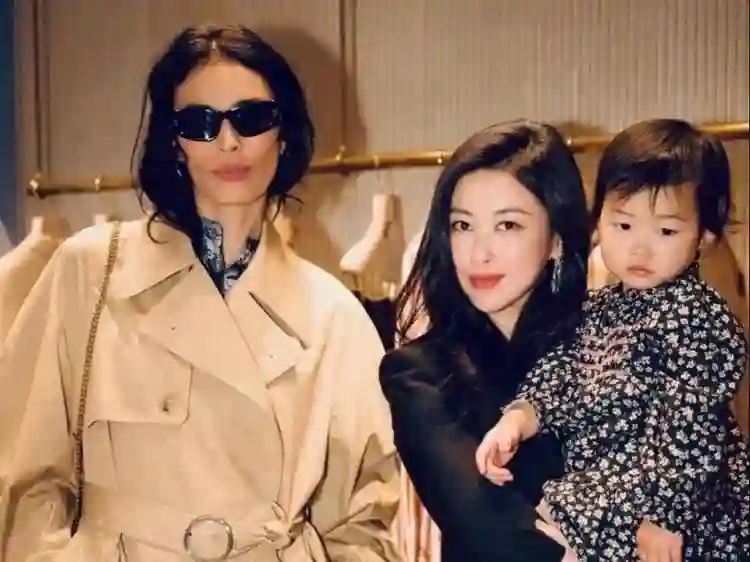 朱珠带女儿现身音乐会，4岁王珠宝高清正脸照曝光，脸黑像爸爸