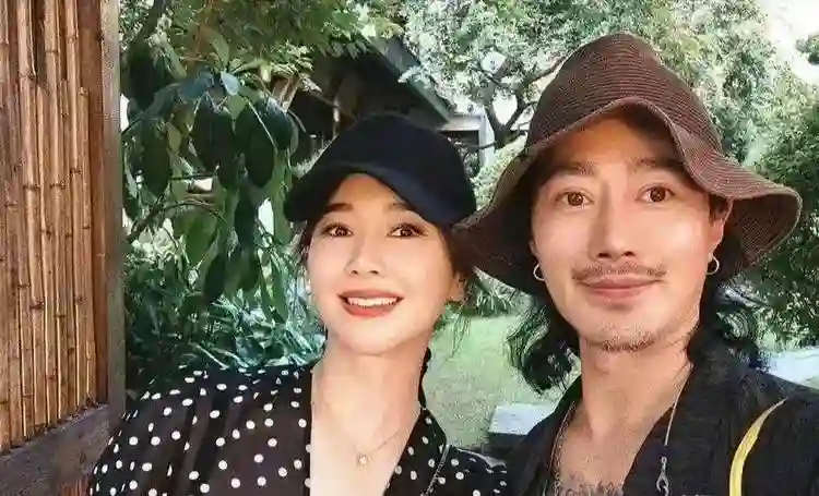48岁左小青现状：现身香港，素颜皮肤嫩到发光，如今单身不谈恋爱