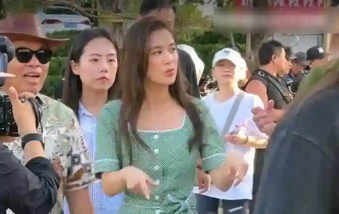 黄圣依近况曝光，打扮一言难尽，裙摆全是褶，网友：像穿了个麻袋