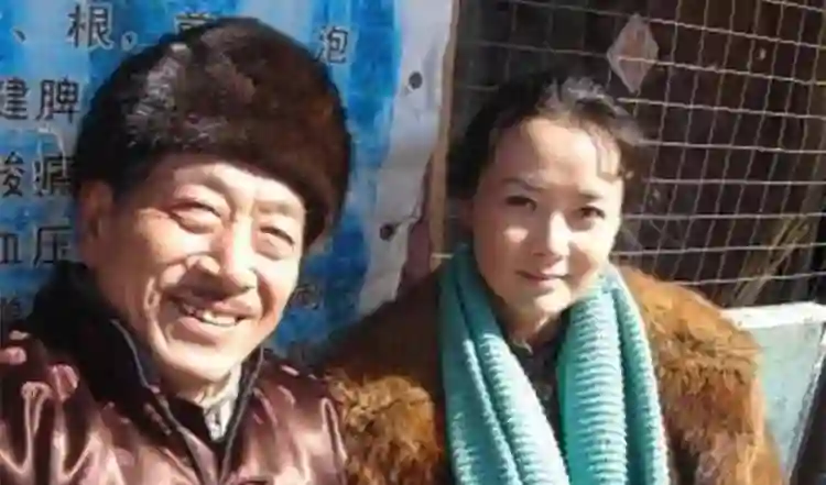 恩爱了11年，79岁的王奎荣开始衰老萎缩，42岁的饶芯语正绚烂如花