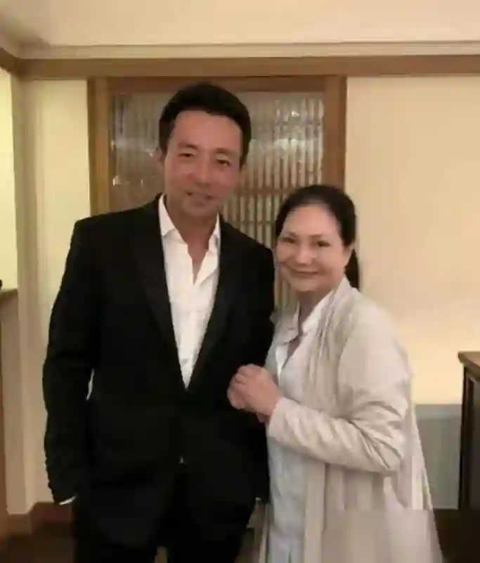 张兰发小玥儿正脸，隔空喊话S妈报警，网友建议“老死不相往来”
