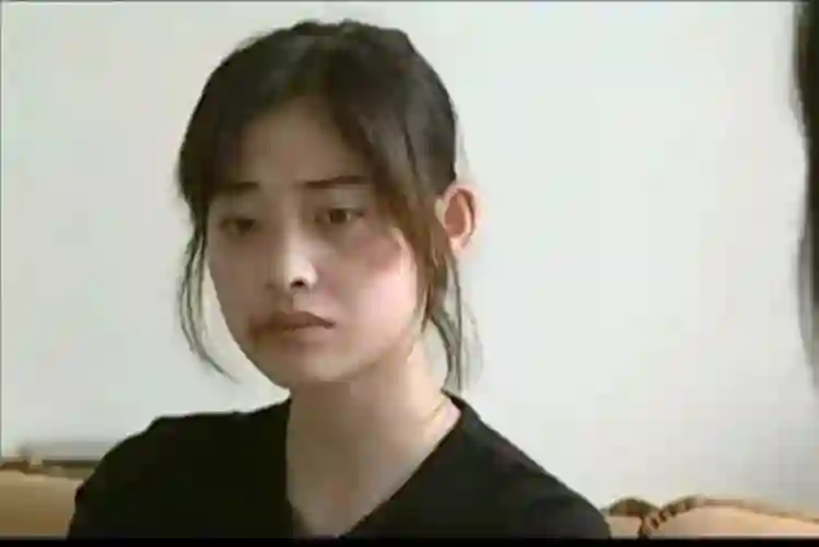 50岁梅婷南京被偶遇，路人视角难以言喻，腰粗脸大肉眼泡加大背头