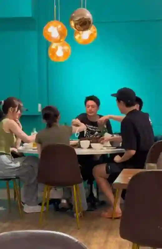 霍建华私下聚会被偶遇，四男二女喝到微醉，全程没看到老婆林心如