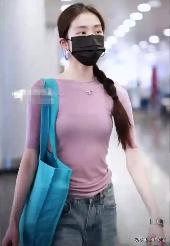 孙莉大女儿现身机场，19岁黄多多马尾辫，气质提升更显明星范