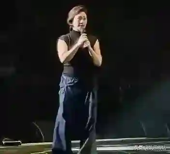 天呐！57岁林忆莲变化惊人，大圆脸腰间赘肉，几乎认不出她了