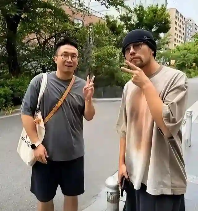 被病痛折磨，46岁周杰伦近况曝光，靠友人搀扶，上厕所都要靠别人