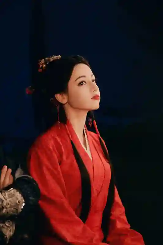 迪丽热巴红衣加身花海氛围感拉满 垂眸瞬间明艳又楚楚动人