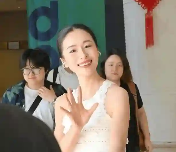 42岁江一燕复出太惊艳，穿露脐背心皮肤白到发光，这状态说24岁我都信！