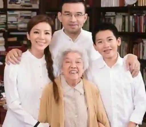 朱迅：曾两度癌症缠身，却选择向阳而生，今51岁活成人生赢家