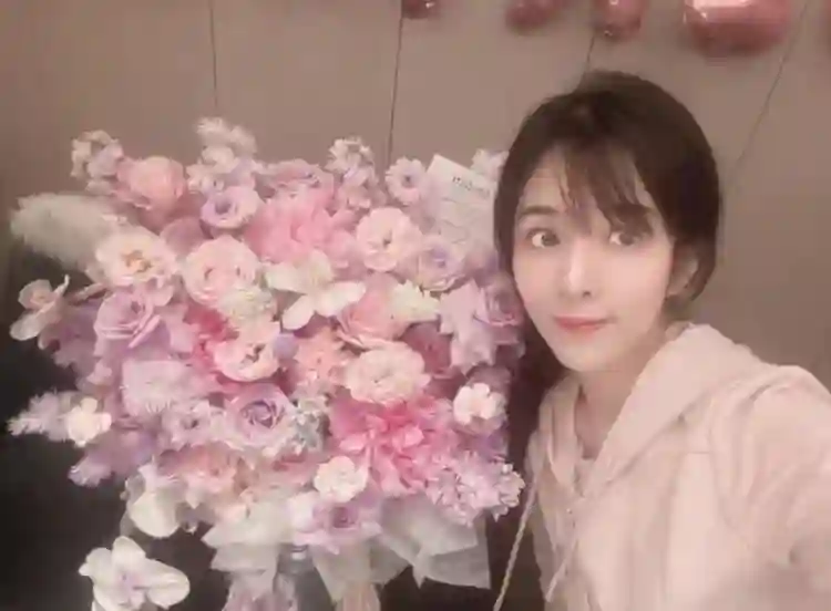 俞灏明王晓晨官宣结婚，文案信息量太大，网友：前女友们情何以堪
