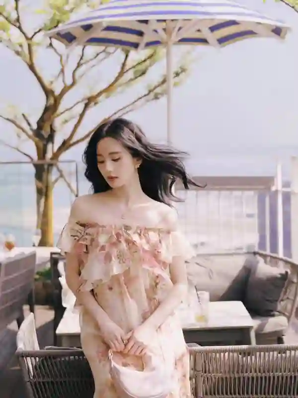 刘诗诗印花露肩裙造型惊艳，尽显灵动甜美