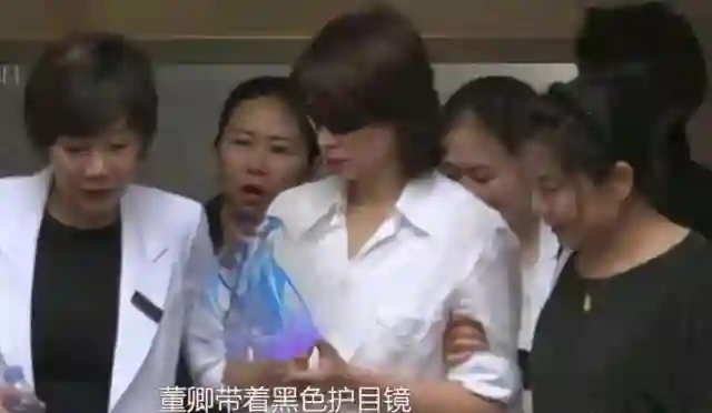 密春雷风波过后，董卿近况曝光，被搀扶走出医院 如今处境早有预兆