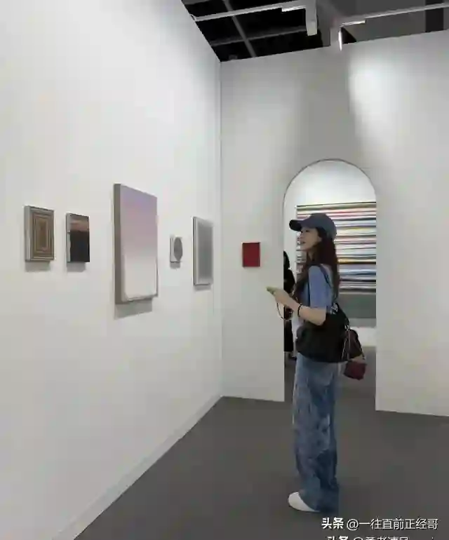 31岁章泽天现身香港画展，三胎妈妈根本没有变化，依然美丽动人