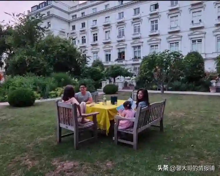 朱珠久违更新与女儿合照！妈咪女儿共用一张脸珠宝爬树上玩好可爱