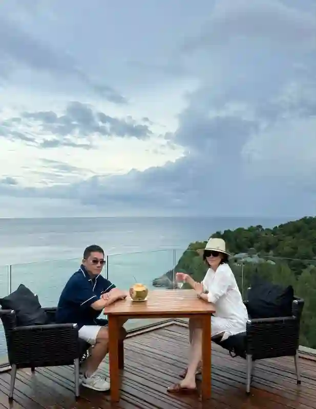 梁朝伟刘嘉玲泰国度假，两人结婚多年恩爱如初，刘嘉玲美腿抢镜