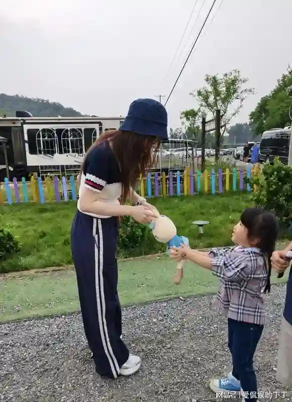 贾乃亮李小璐带女儿去公园，12岁甜馨染了棕发，和爸爸一起玩游戏
