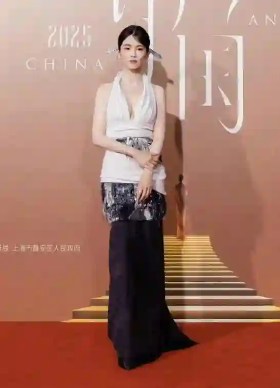 红毯惊喜不断！王子文摔倒、赵露思回归，袁姗姗变脸认不出