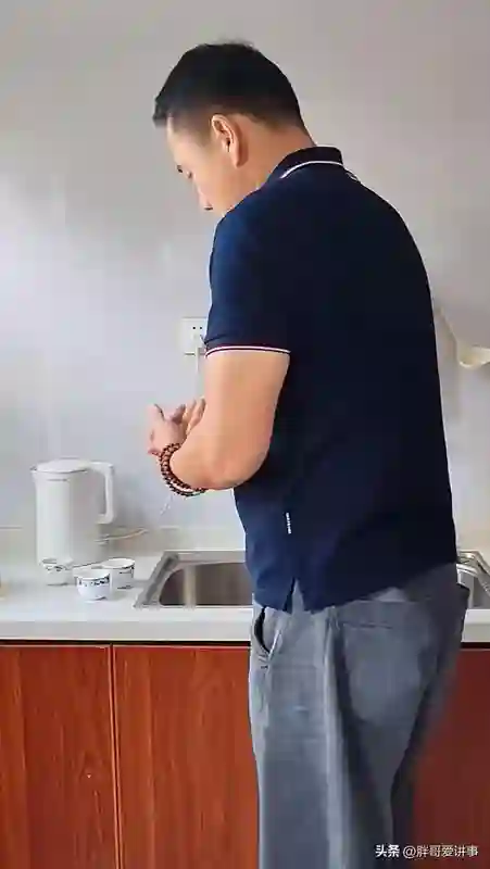 演员丁海峰携妻儿再回淄博祭祖，19岁儿子罕见出镜，妻子穿着朴素