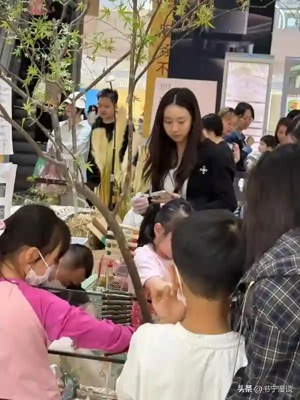 17岁森碟在北京被偶遇，纯素颜买仓鼠，下巴矫正后好漂亮