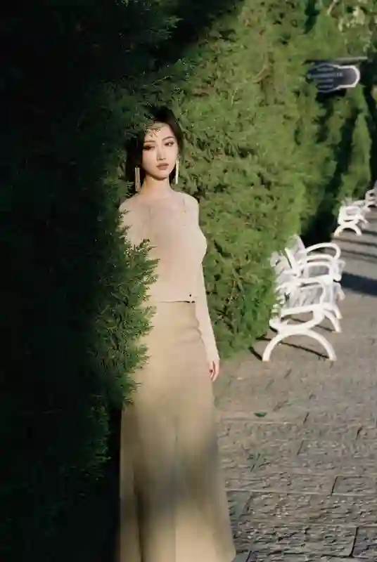 景甜身着中式套装现身河畔，沐浴日光，身姿窈窕似画中仙