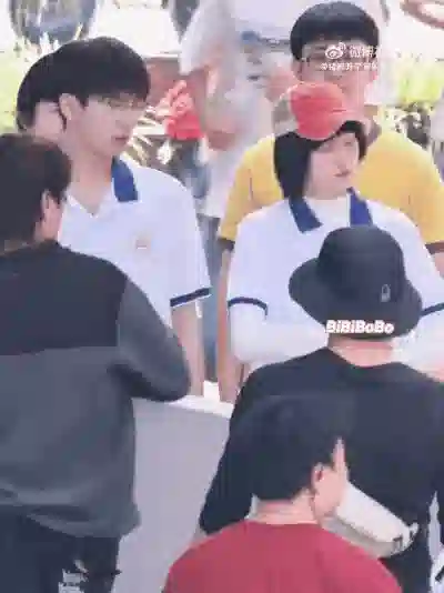 关晓彤怎么肿了？比旁边男的还壮，网友：认不出！