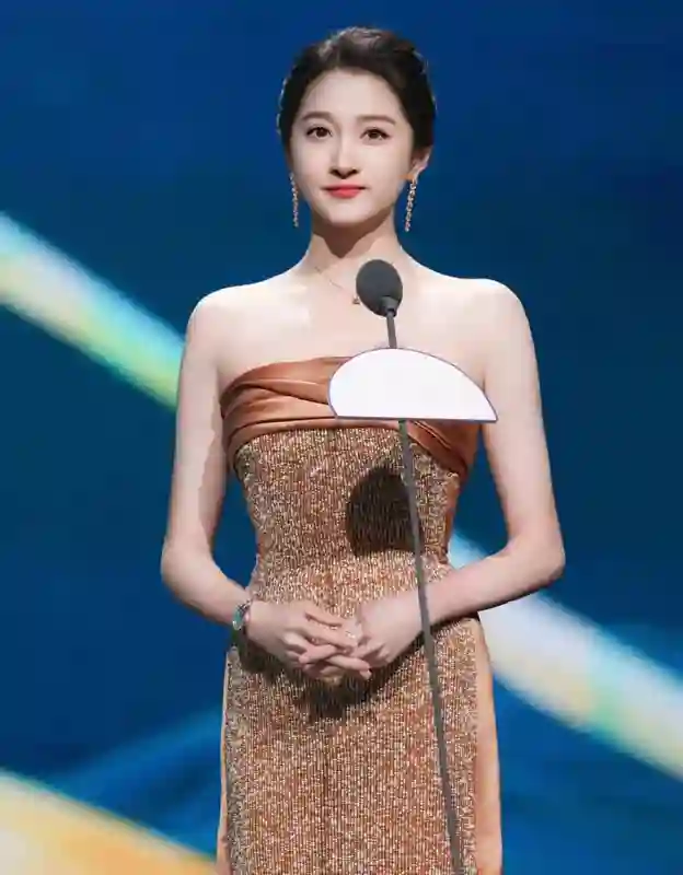 关晓彤鹿晗“没分手”？关晓彤白玉兰出风头，鹿晗非主流如权志龙
