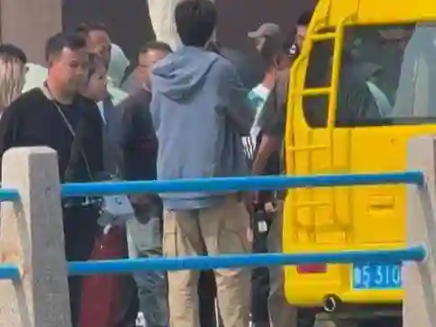 林更新青岛被偶遇，穿围裙在地摊叫卖，皮肤黝黑胡子拉碴好辛酸