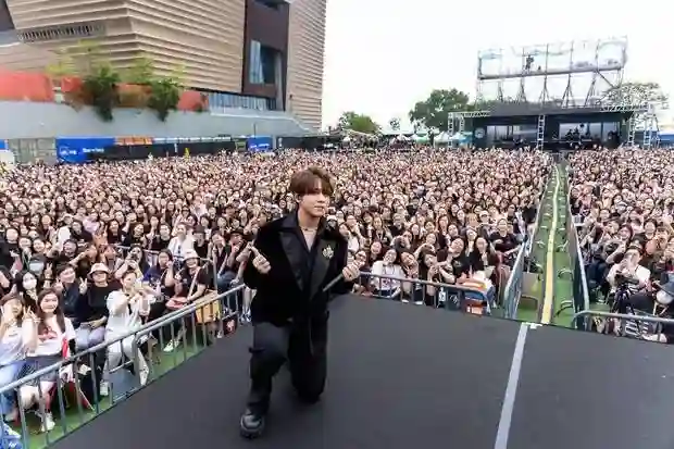 香港顶流姜涛迎来26岁生日，众多粉丝齐聚应援阵仗超壮观