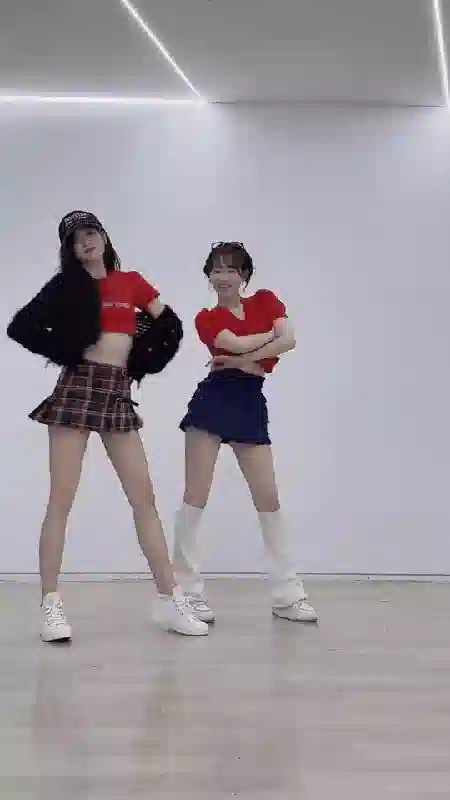 她最大的问题是不太聪明，又很想赢？