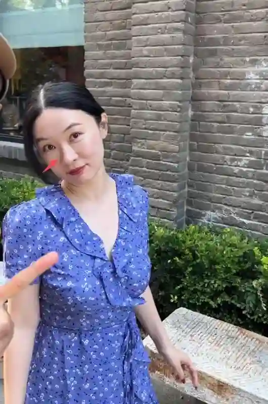 霍思燕被偶遇，看着并不胖也就110斤，发缝好大鼻子上多了颗痣