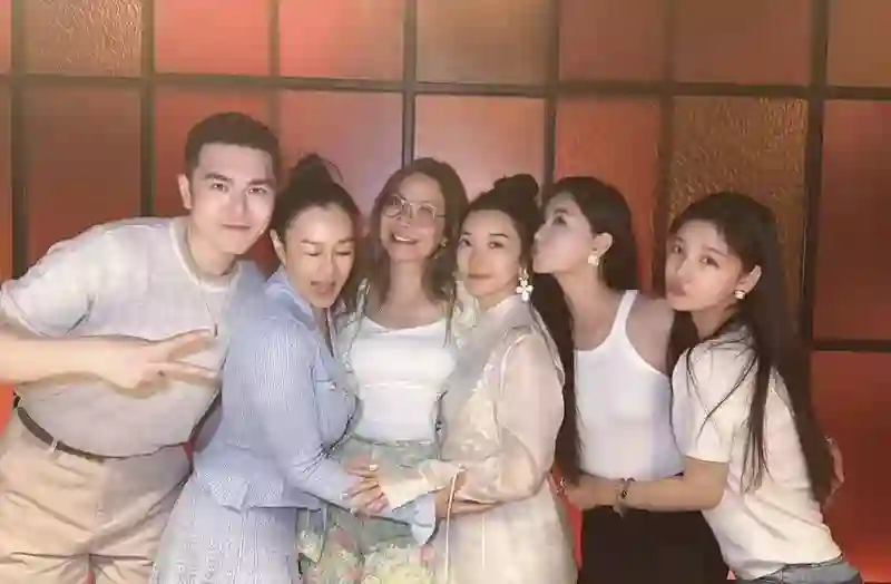 54岁钟丽缇广州聚餐，大口啃肉，身材丰满状态佳