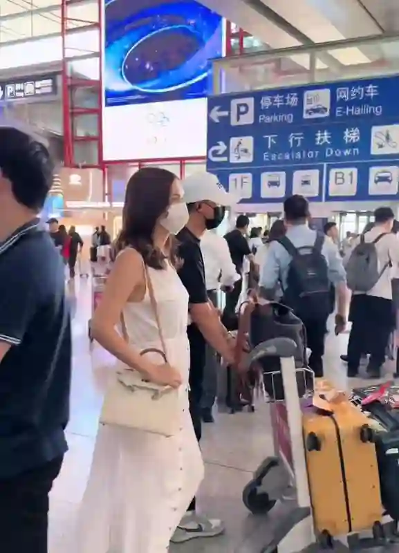 40岁卢靖姗穿孕妇装现身机场，韩庚全程保护爱妻，儿女双全真幸福
