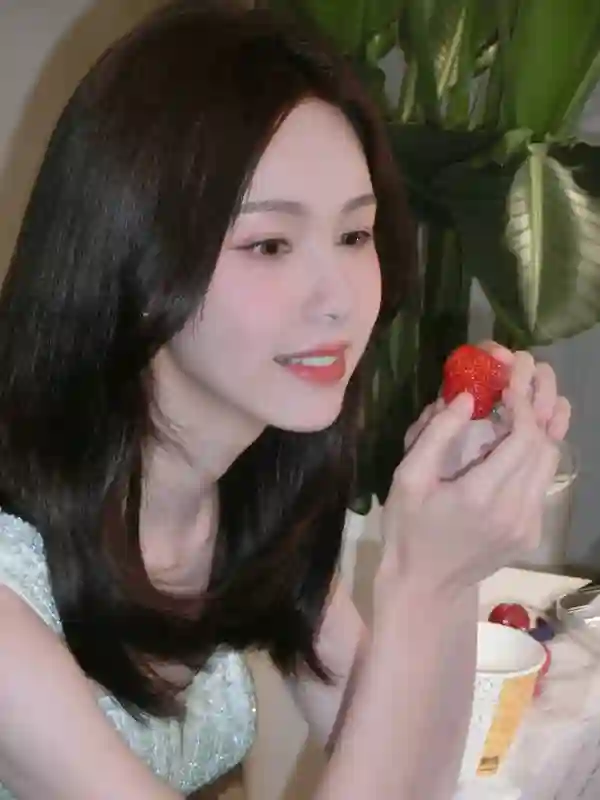 陈都灵身着薄荷绿抹胸裙，尽显清透仙气