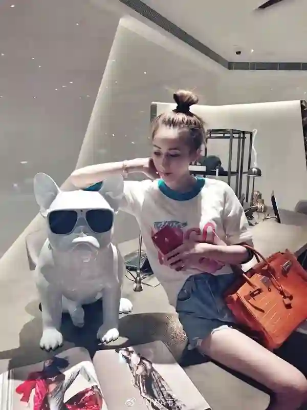还记得初代女网红zy喜哥吗，她女儿都这么大了？