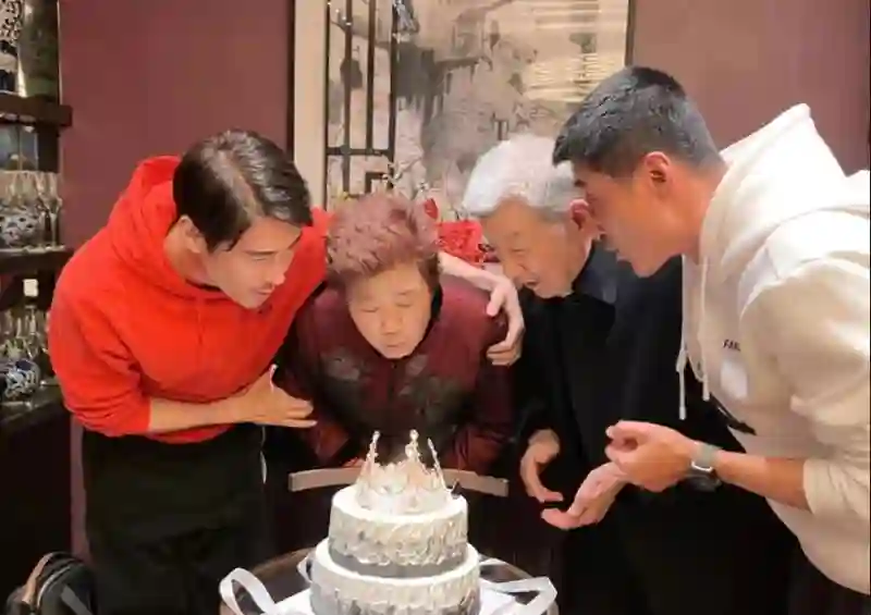 演员亲兄弟，境遇大不相同！弟弟住豪宅，哥哥却在成名后锒铛入狱