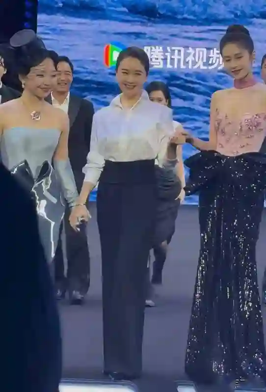 女演员同框:闫妮“大姐”气场，左小青脸有些肿，颖儿太出挑了