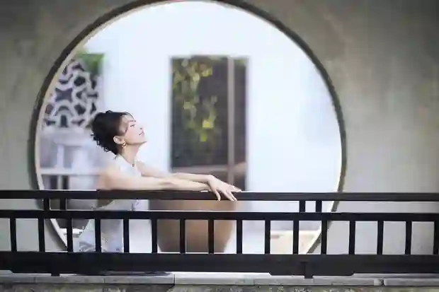黄圣依15岁黑坎肩造型旧照流出，青涩灵动颜值超高