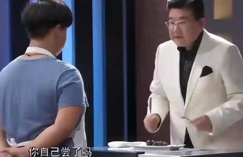 “九转大肠”曹可凡：揩油姜妍、抢C位，吃相实在太难看了