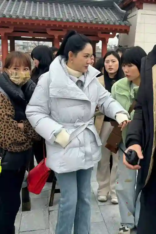 45岁的陈乔恩，终究败给年龄，如今脸蛋越来越肿，让人不敢认
