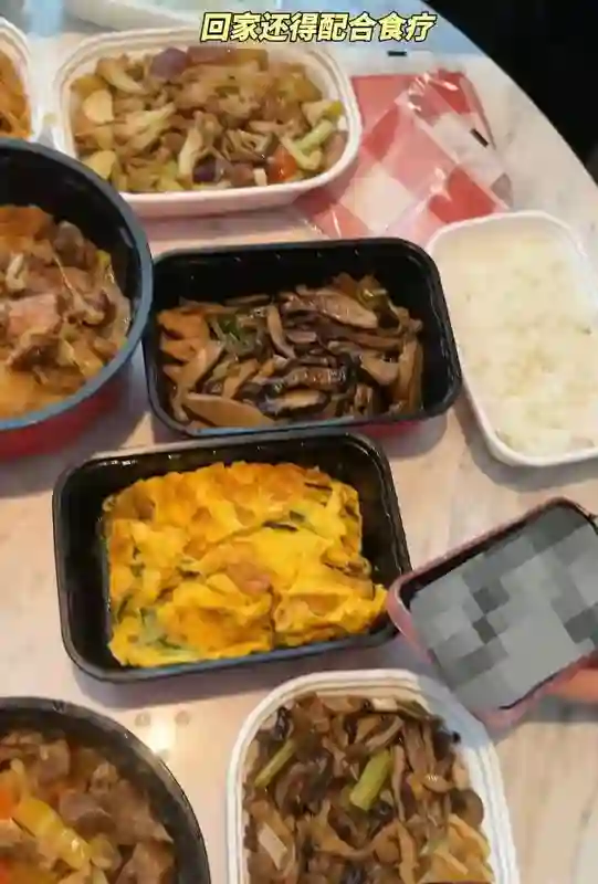 颖儿出院8天复工，穿抹胸裙瘦成“皮包骨”，术后痛到不敢躺下