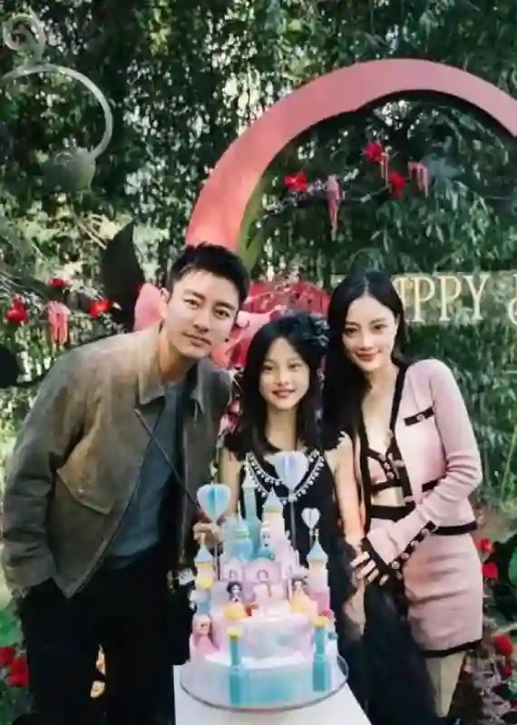 李小璐带女儿看侃爷演唱会，13岁甜馨穿豹纹吊带，母女都是夜店风