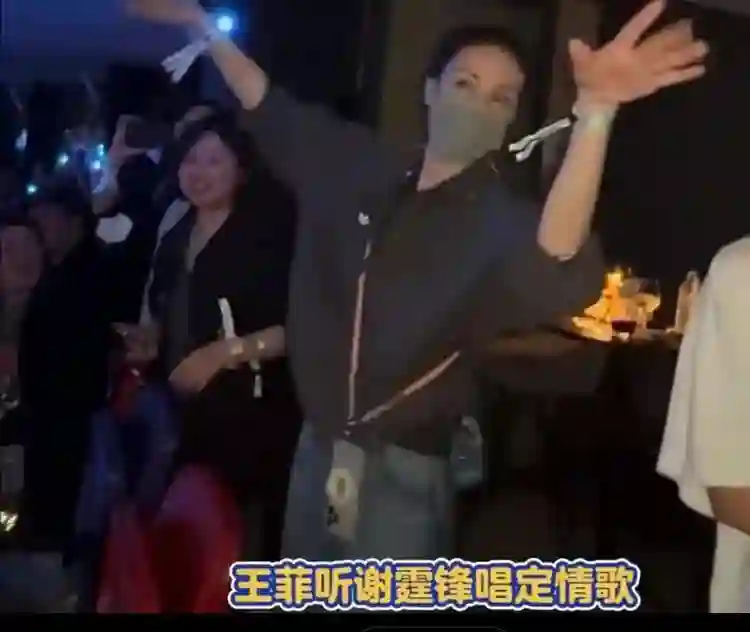 56岁王菲素颜近照被曝光后，大家才终于明白，谢霆锋眼光有多好