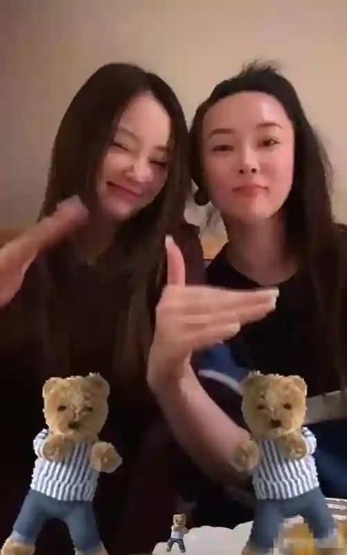 李小璐霍思燕两家同游，霍思燕植发没了发际线，贾乃亮躲得远远的