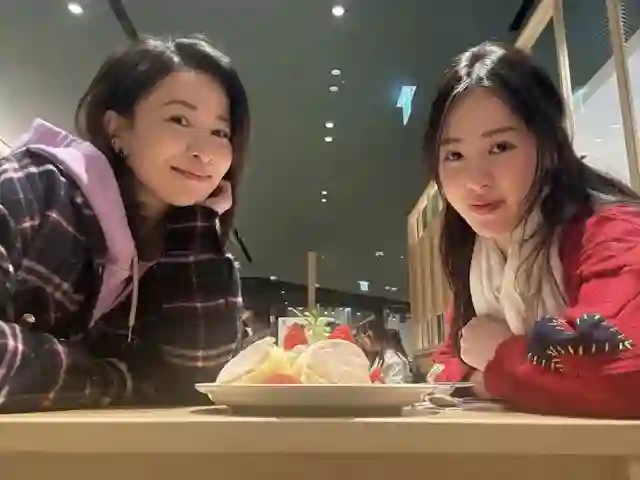 佘诗曼与干女儿聚餐，颜值被指不输佘诗曼，无法冻卵生育成遗憾