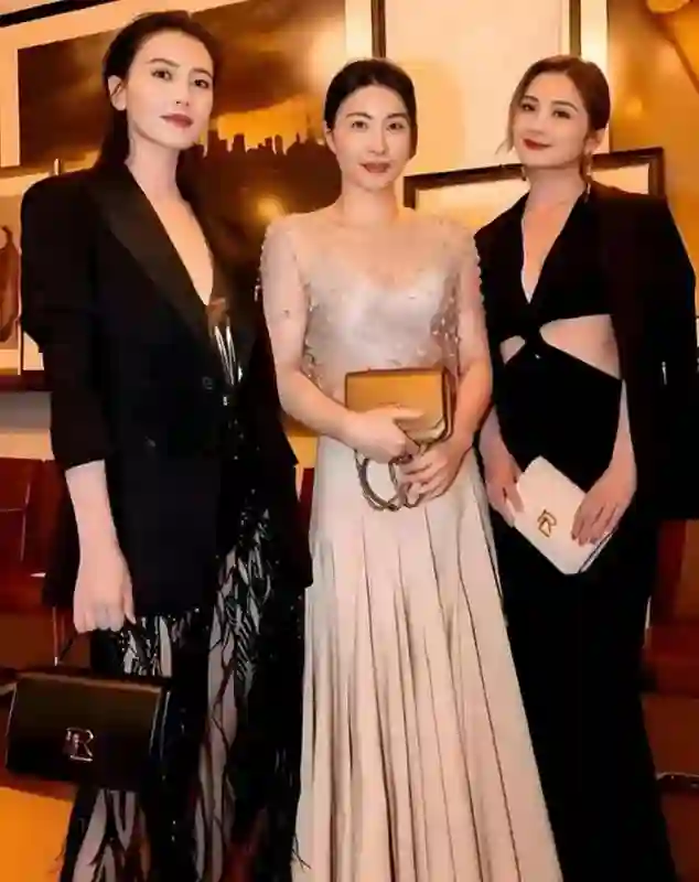 高圆圆算不算顶级大美人？看她跟李小冉贾静雯的合影，就有答案了
