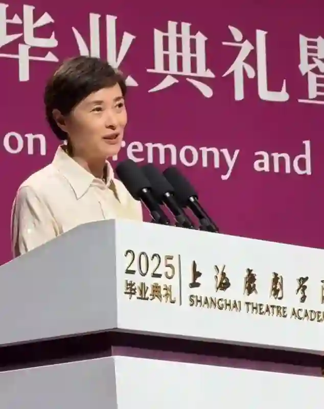 53岁吴越回母校上戏参加毕业典礼，生图并不显年轻，上台还是素颜
