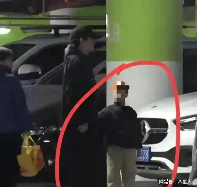 文章彻底沦为笑话!42岁姚笛儿子曝近照,身高已有140,长相酷似文章