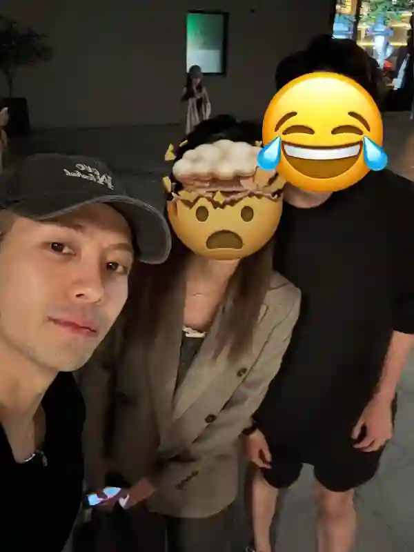 王嘉尔上海街头睡袍造型引热议 合影尽显松弛