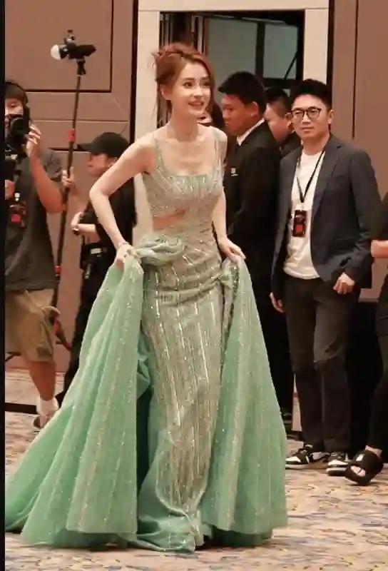 36岁杨颖复出后瘦成纸片人，低姿态“跪地式”合影，暴露尴尬现状