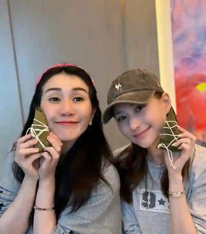 奚梦瑶何猷君带娃过六一！全家打扮低调游港迪，6岁儿子身高优越